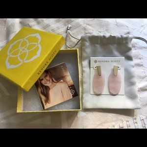 New Kendra Scott Aragon drop earrings in gold/rose quartz
